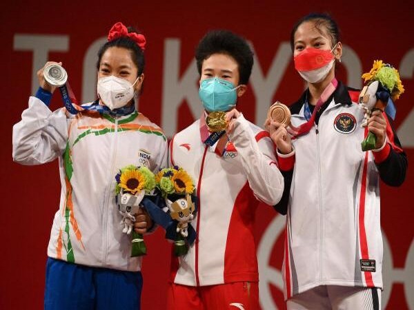 Mirabai Chani (left) with Zhihui Hou (Photo/ Sachin Tendulkar Twitter)