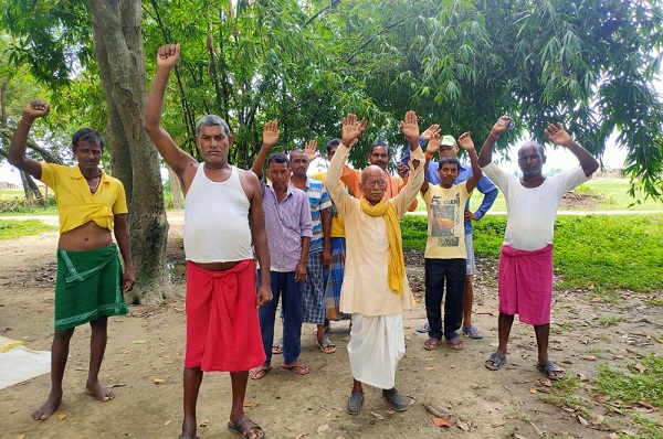 विरोध प्रदर्शन करते हुए ग्रामीण