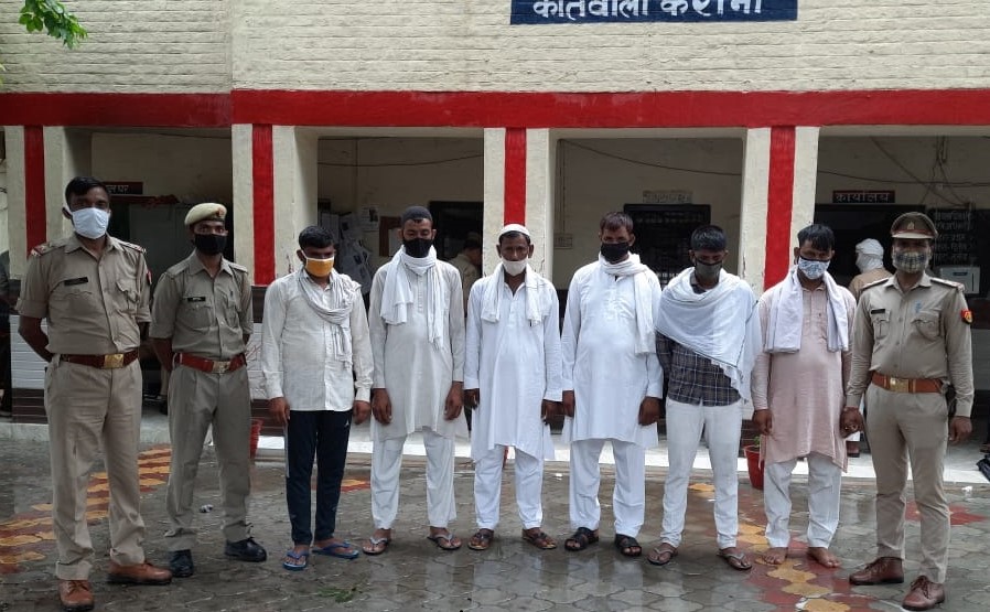 पुलिस स्टेशन पहुंचकर सरेंडर करते अपराधी