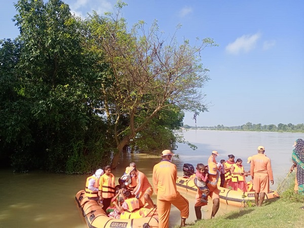 एनडीआरफ  द्वारा बचाव अभियान जारी