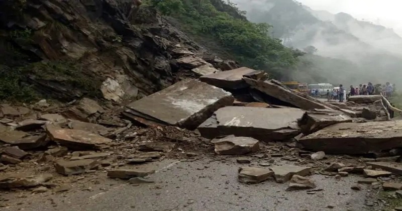 भारी बारिश के बाद कई स्थानों पर सड़कें अवरूद्ध (फाइल फोटो)