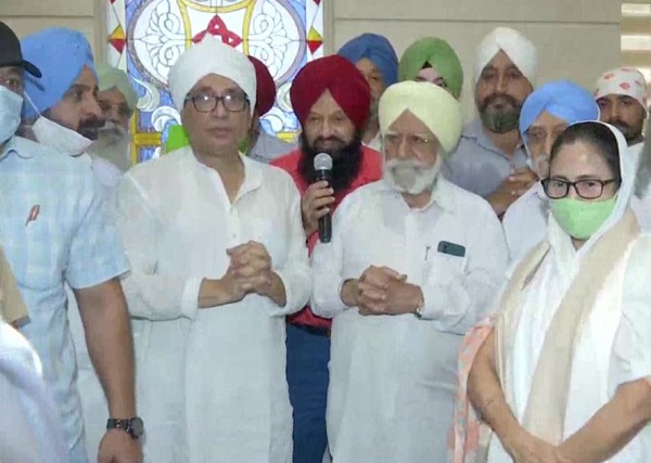 Mamata Banerjee visits Gurudwara Sant Kutiya