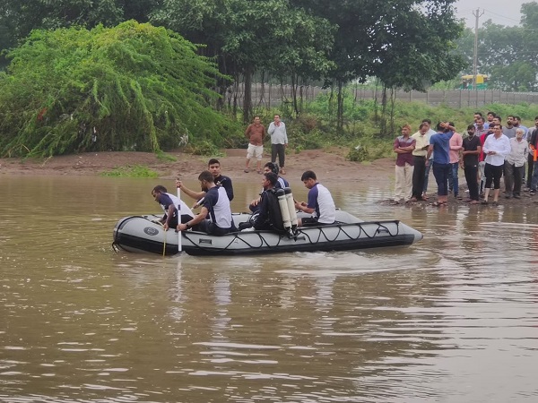 गुजरात में रेस्कयू का काम करती हुई एनडीआरएफ