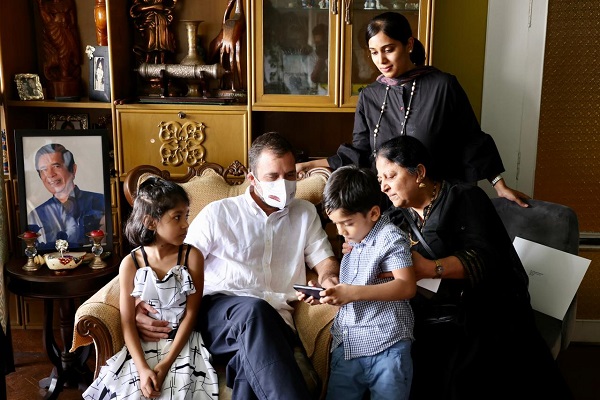 Congress leader Rahul Gandhi meets family members of late senior party leader Oscar Fernandes (Image Source- INC Twitter)