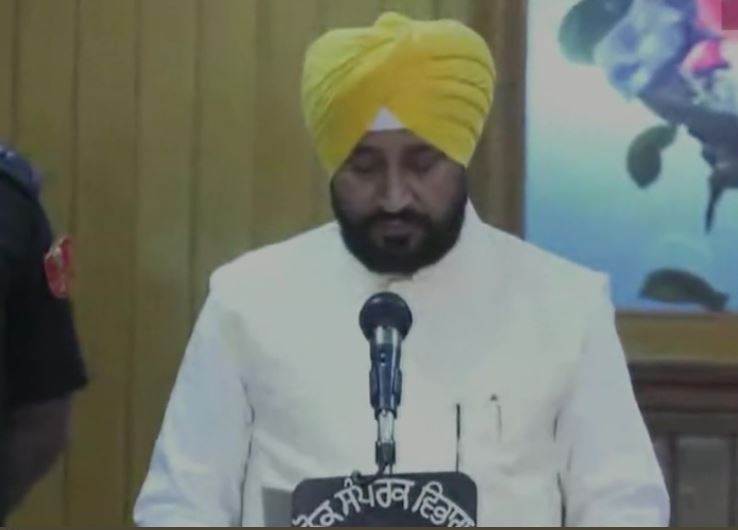 Charanjit Singh Channi taking oath in Rajbhawan