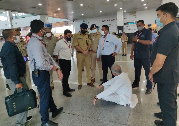 लखनऊ एयरपोर्ट पर सीएम भूपेश बघेल का धरना