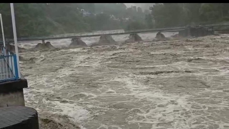 भारी बारिश से जलप्रलय का दृश्य