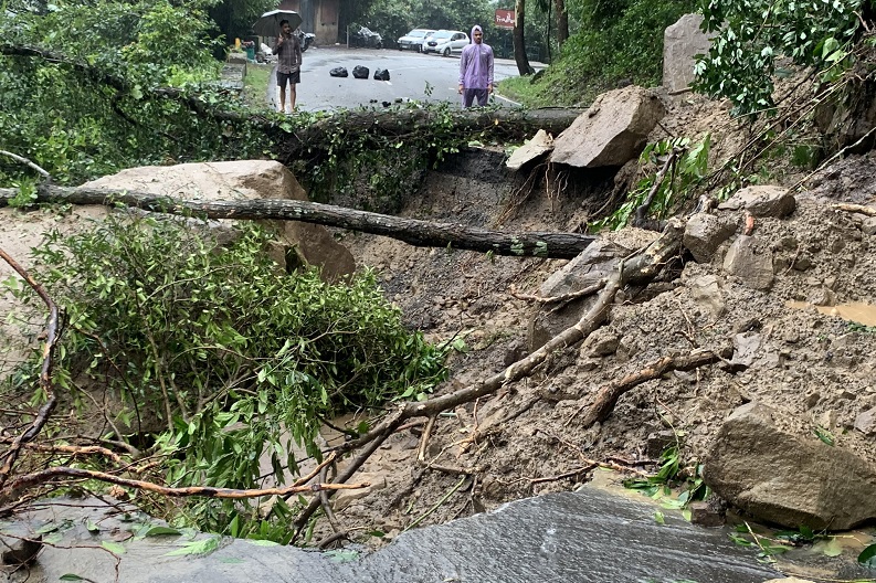 नैनीताल में सड़क संपर्क ध्वस्त