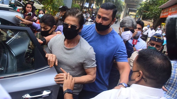 Shah Rukh Khan meets son Aryan Khan in Arthur Road Jail