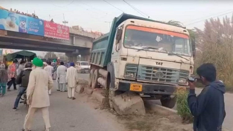 तेज रफ्तार ट्रक के कारण तीन मौतें