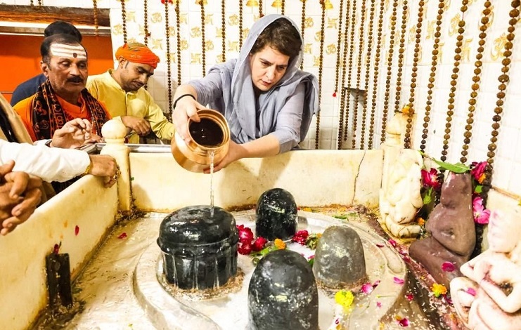 शिव मंदिर में जलाभिषेक करती प्रियंका गांधी