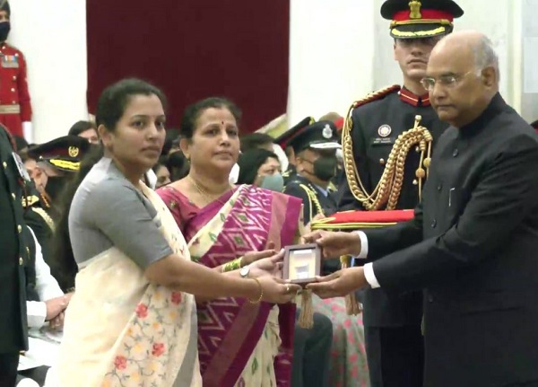 Colonel Santosh Babu's mother and wife reciveing Mahavir Chakra.