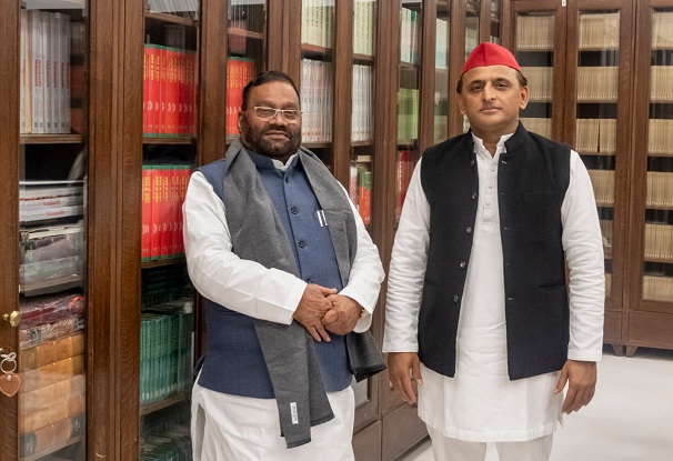 Samajwadi Party chief Akhilesh Yadav welcomes Swami Prasad Maurya into his party