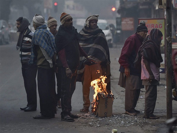 ठंड से बचने के लिये अलाव तापते लोग (फाइल फोटो)