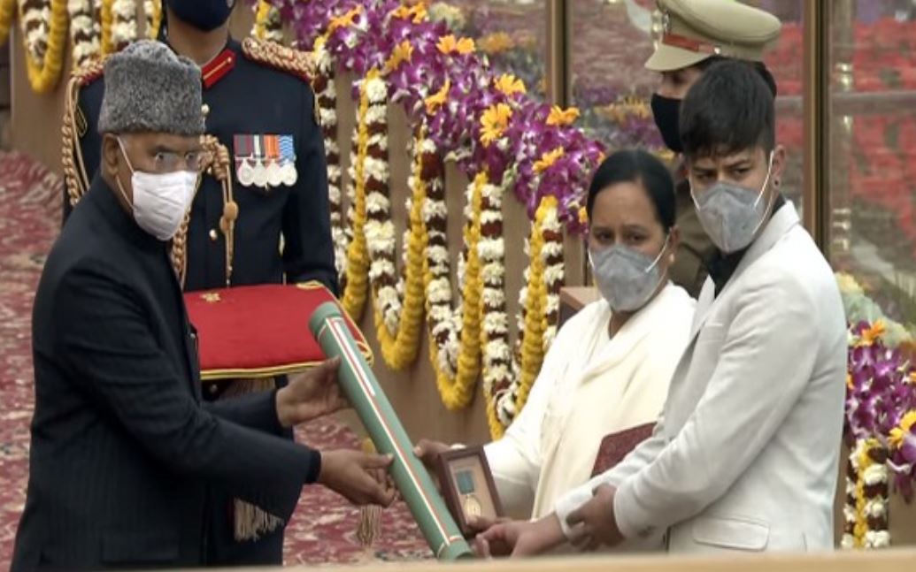 JK Police's ASI Babu Ram's widow Rina Rani and son Manik received the award from President Kovind.