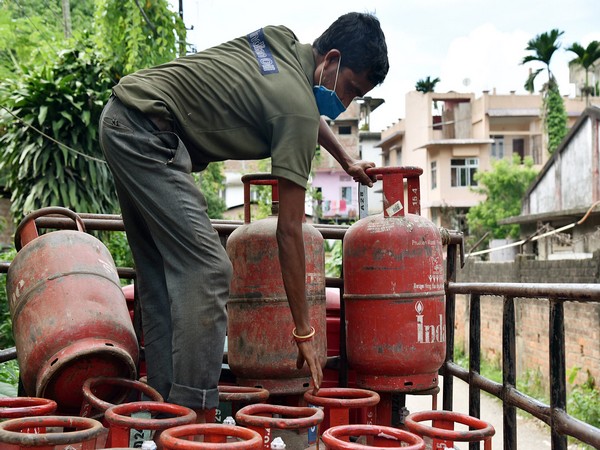 कमर्शियल LPG सिलेंडर की कीमतों में आई भारी कमी (फाइल फोटो)