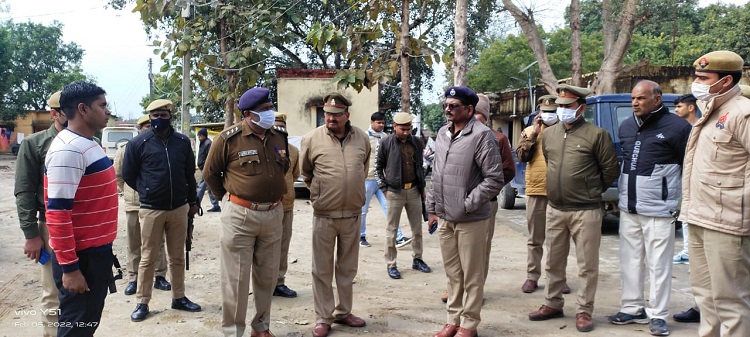 दीवान की आत्महत्या की सूचना पर मौके पर पहुंचे एसपी व पुलिस टीम