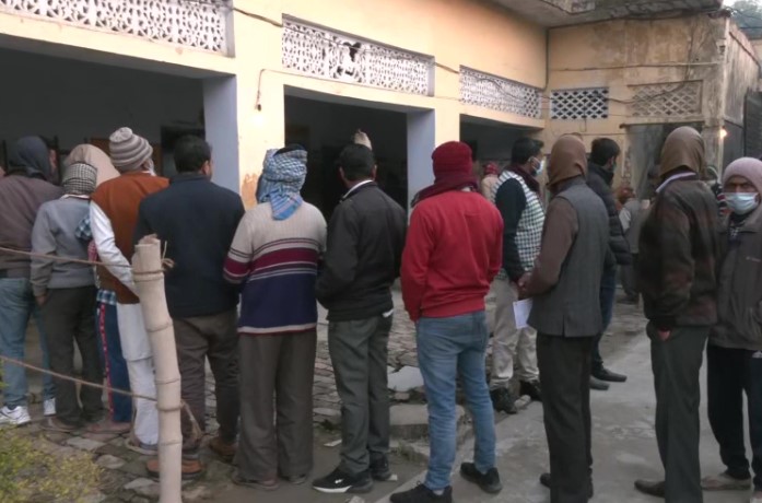 People standing line to caste their vote