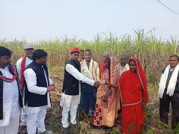 सपा प्रत्याशी सुशील कुमार टिबड़ेवाल के समर्थन में  जनसंपर्क करते जिला पंचायत के पूर्व अध्यक्ष प्रभुदयाल चौहान