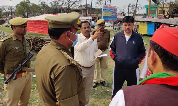 निचलौल के दामोदरी पोखरा में अखिलेश यादव की रैली को लेकर सुरक्षा बंदोबस्त पर चर्चा करते सिसवा विधानसभा चुनाव प्रभारी सुनील सिंह और पुलिस अधिकारी