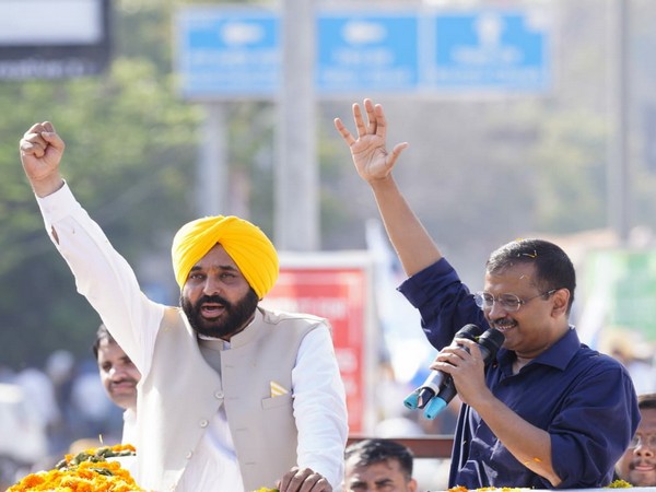 AAP leader Bhagwant Mann with Delhi CM Arvind Kejriwal