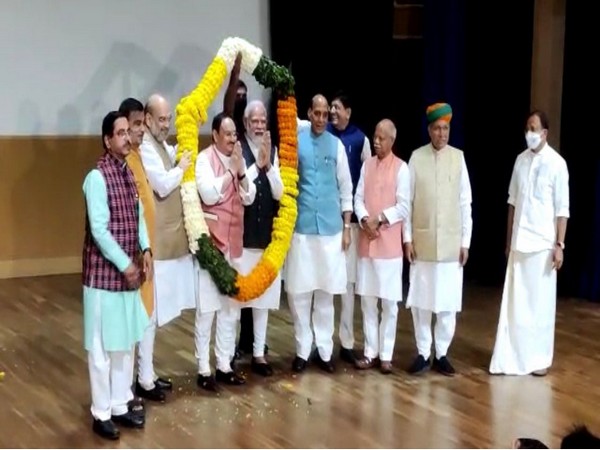 PM Modi and BJP National President JP Nadda garlanded at Parliamentary meeting