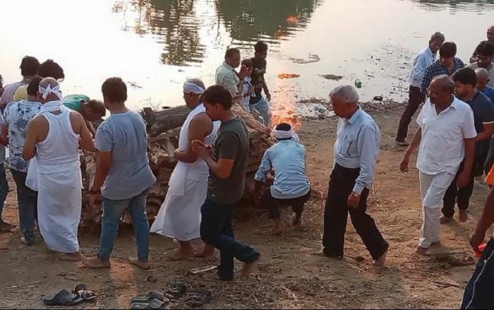 शोकाकुल परिजनों ने प्रेमलता टिबड़ेवाल को त्रिमुहानी घाट पर दी अंतिम विदाई