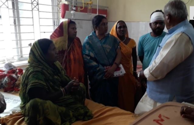 Former Bihar CM Jitan Ram Manjhi meets injured persons