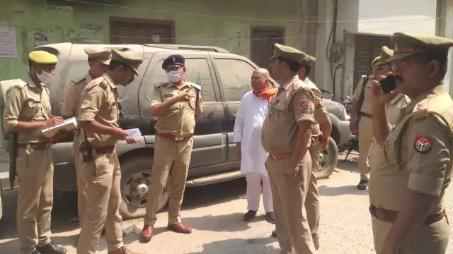 घटनास्थल पर पुलिस की टीम