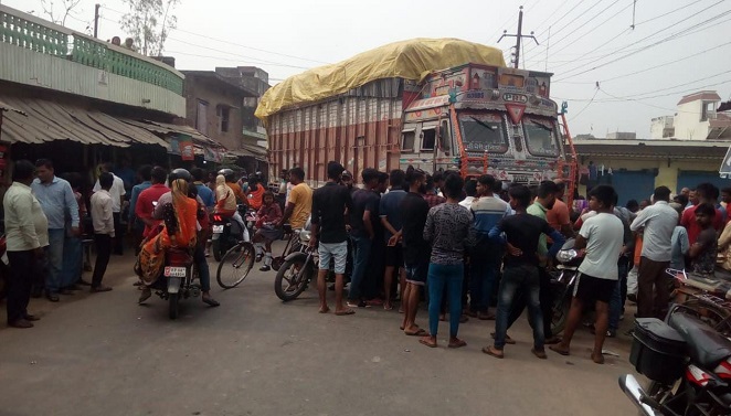 घटनास्थल पर लगी लोगों की भीड़