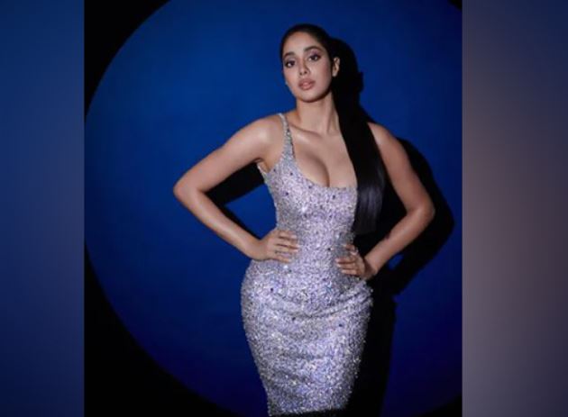 janhvi kapoor posted several pictures on instagram