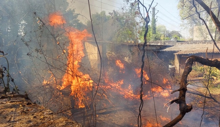 झुग्गियों में लगी आग गौशाला तक पहुंची (फाइल फोटो)