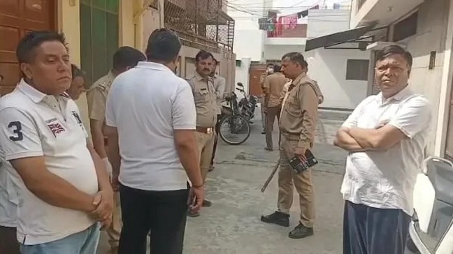 घटनास्थल पर जांच करती पुलिस