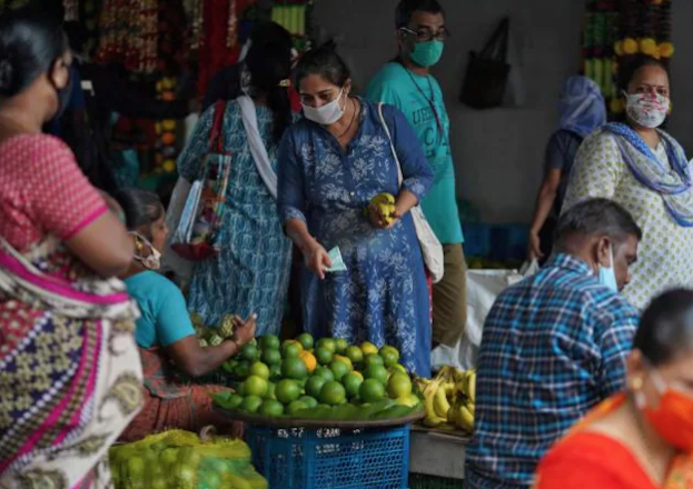 Women purchasing vegetables in the market (File Photo)