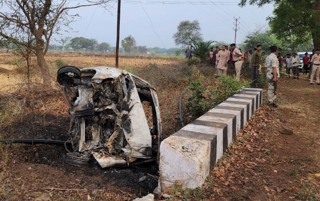 हादसे के बाद कार जलकर हुई खाक