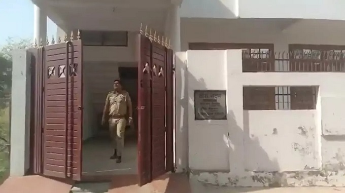 घटनास्थल पर जांच करती पुलिस