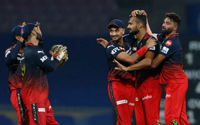 जीत का जश्न मनाती RCB टीम