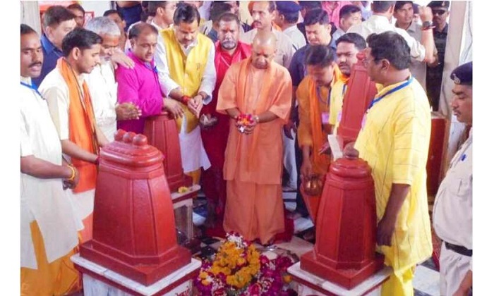 यूपी सीएम योगी ने पीतांबरा मंदिर के किए दर्शन