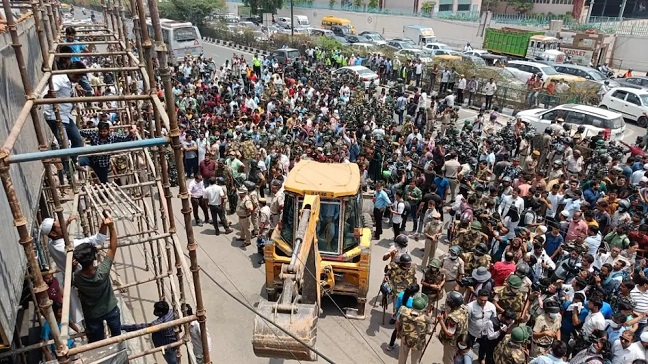 सोमवार सुबह शाहीन बाग में अतिक्रमण हटाने पहुंची MCD टीम