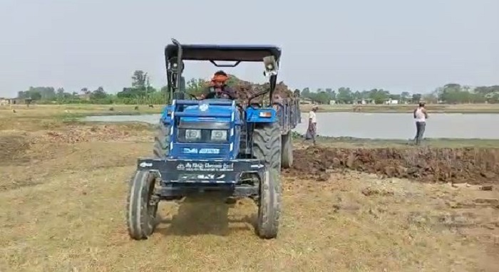 सरकारी जमीन से मिट्टी खुदाई