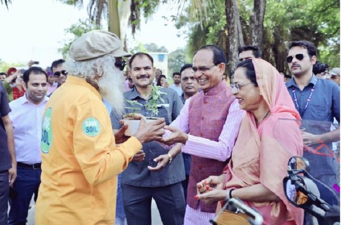 शिवराज ने सद्गुरू योगी वासुदेव जग्गी के साथ किया पौधरोपण