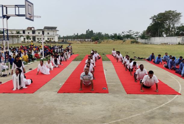 योगा करते मरियम ग्लोबल स्कूल के शिक्षक