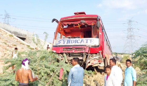 एक्सप्रेस-वे पर गड्ढे में पलटी स्लीपर बस