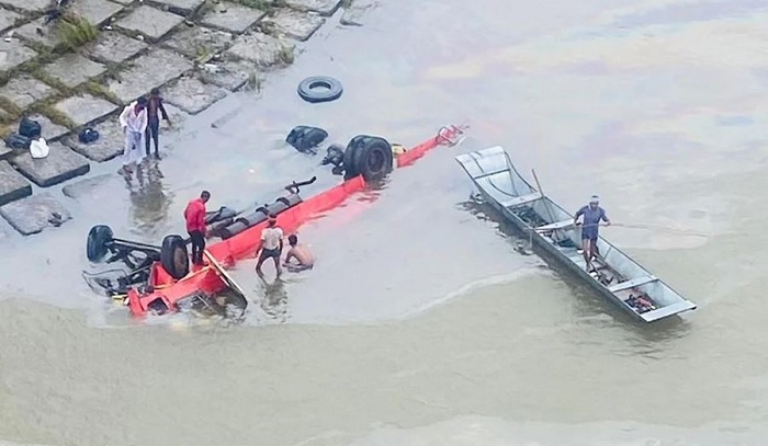 Pune-bound bus falls into Narmada river