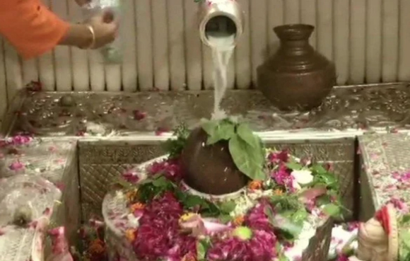 Devotees offer prayers at Shri Gauri Shankar Temple, Delhi