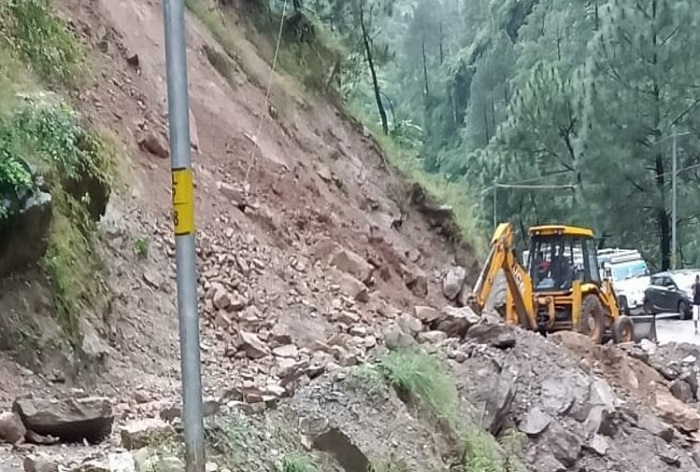 भूस्खलन के बाद मार्ग बंद