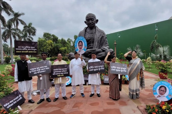 Bengal BJP MPs protest outside Parliament over SSC recruitment scam