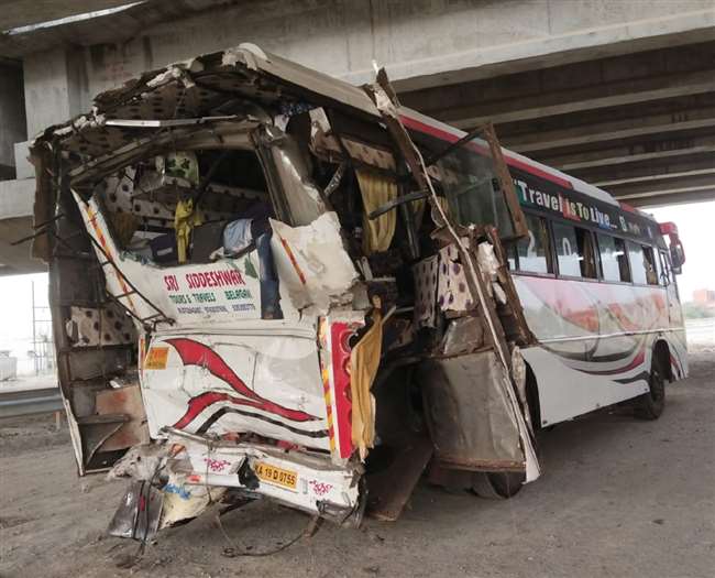 इटावा में बस-ट्रक में भीषण टक्कर (फाइल फोटो)