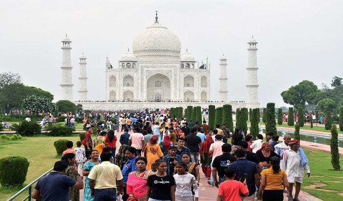 ताजमहल में निशुल्क प्रवेश के चलते उमड़ी भीड़