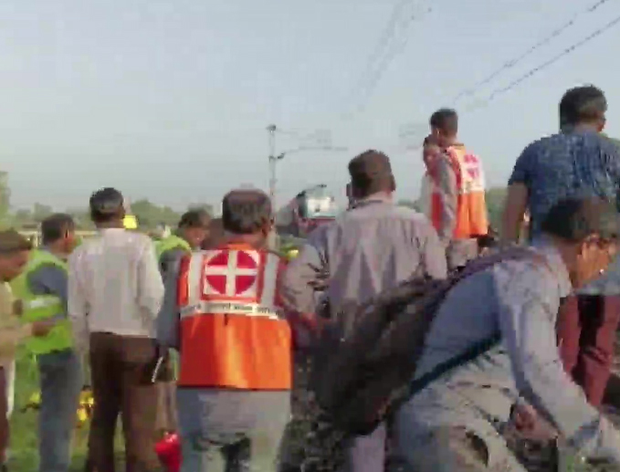 50 people injured after train derailed in Gondia